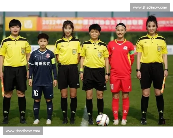 绿茵女裁于红执法家乡赛事:坦言 “非常荣幸” 绿茵女裁于红执法家乡赛事:坦言 “非常荣幸”